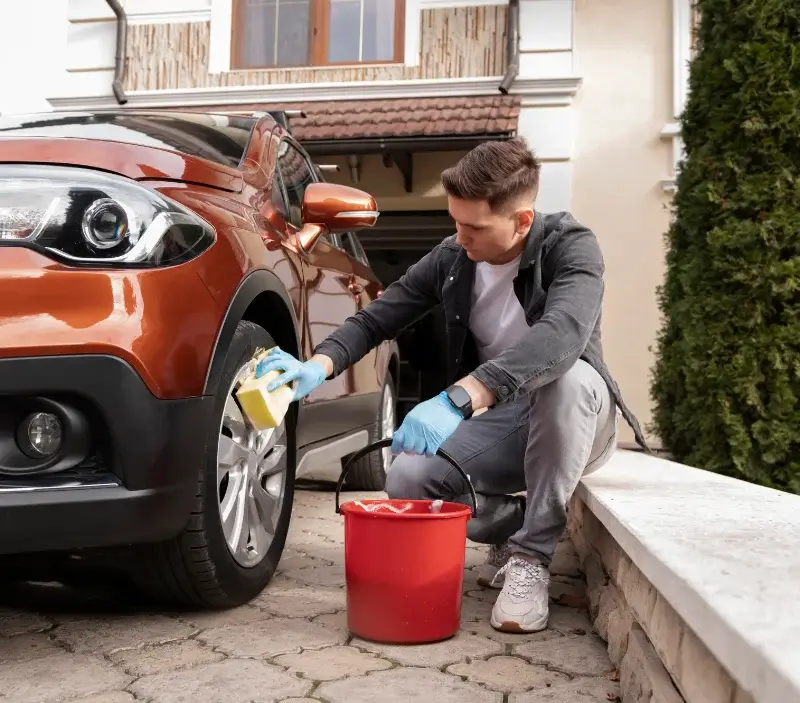 Lavage auto à domicile Chaneins : professionnel intervenant sur un véhicule